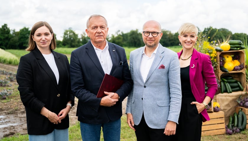 Spotkanie na Farmie Miejskiej, 18 lipca 2025. Od lewej: Ewa Żmuda, wicedyrektor Wrocławskiego Centrum Integracji. Powstaje strefa edukacyjna Miejskiej Farmy, prof. dr hab. inż. Andrzej Zachwieja, prorektor ds. nauki, Uniwersytet Przyrodniczy, Jakub Mazur, wiceprezydent Wrocławia i Katarzyna Szymczak-Pomianowska, dyrektor Departamentu Strategii i Zrównoważonego Rozwoju Urzędu Miejskiego Wrocławia