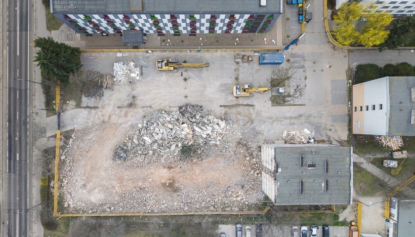 <p>Plac po wyburzanych budynkach kompleksu Hostelu Trio przy Trzemeskiej</p>