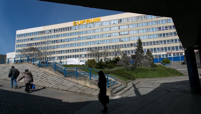 <p>Cuprum widziany z podziemia na pl. Jana Pawła II</p>