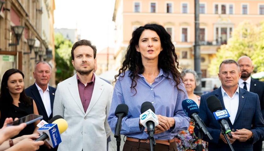 Wojewoda Anna Żabska wraz z dolnośląskimi samorządowcami apeluje o debatę bez nienawiści 