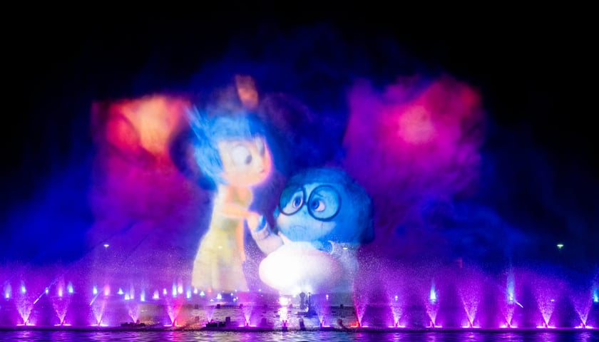 Pr&oacute;ba generalna pokazu specjalnego fontanny multimedialnej "Pixar: Lato Przyjaźni"