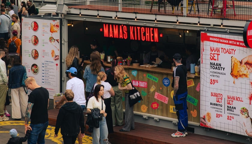 Zdjęcie przedstawia food truck Mango Mamy w HUCIE, czyli nowej przestrzeni gastronomicznej we Wrocławiu.