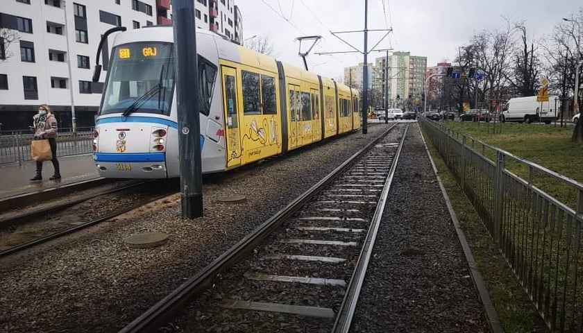 Torowisko tramwajowe zostanie zabudowane i powstanie buspas