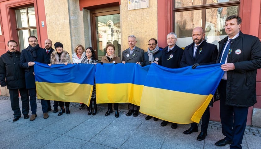 Konsulowie generalni i honorowi wspólnie z prezydentem Jackiem Sutrykiem w geście solidarności z Ukrainą