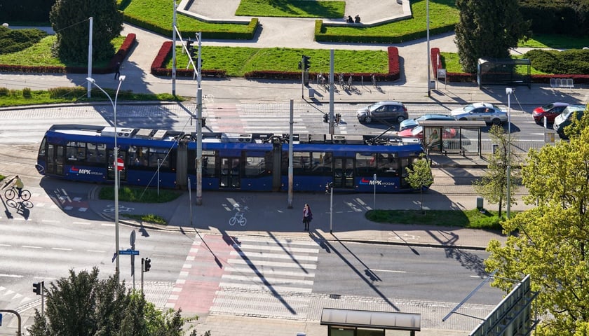 Zdjęcie ilustracyjne: tramwaj jadący Powstańców Śląskich, zbliża się do przystanku "Orla" 