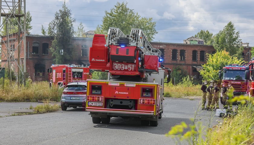 Wozy strażackie podczas akcji gaśniczej przy dawnym budynku kolejowym na Świstackiego