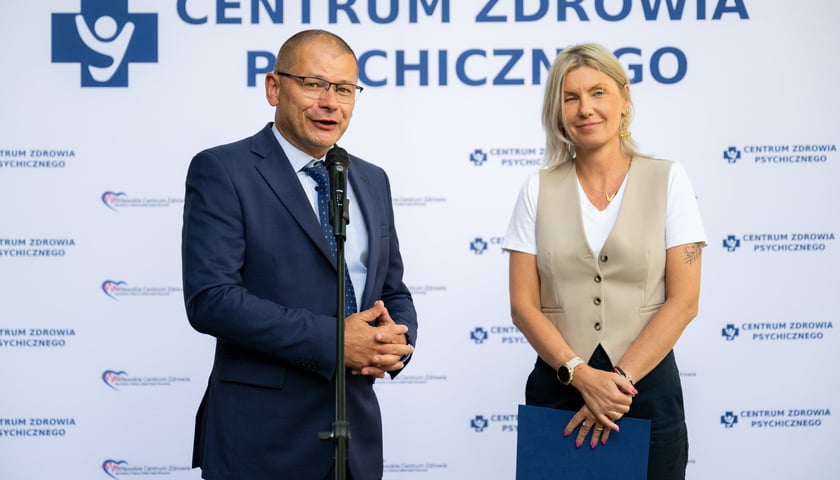 <p>Dyrektor WCZ dr Wojciech Skiba i wizeprezydent Wrocławia Renata Granowska</p>