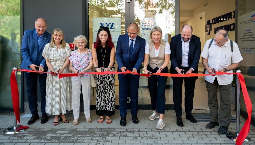 Uczestnicy uroczystego otwarcia CZP Wrocław-Fabryczna przecinają wstęgę przed nową siedzibą