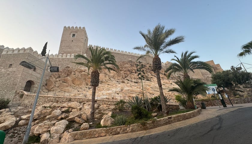 Arabski zamek Alcazaba w andaluzyjskim mieście Almeria