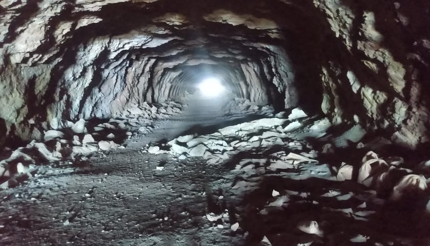 Wnętrze jaskini, w której kręcono film "Indiana Jones". Jaskinia ma ok. sto metrów.