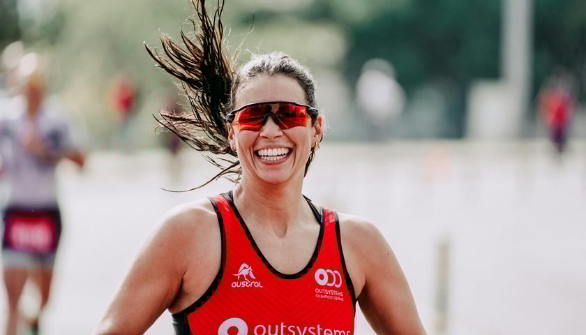 Kobieta z szerokim uśmiechem w stroju do biegania