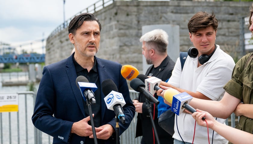 Robert Bednarski | Wodowanie urządzenia (bojki) analitycznego przy moście Grunwaldzkim oraz bojka na Odrze, 23 lipca 2025 roku