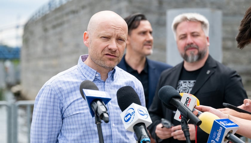 Jacek M&oacute;l | Wodowanie urządzenia (bojki) analitycznego przy moście Grunwaldzkim oraz bojka na Odrze, 23 lipca 2025 roku