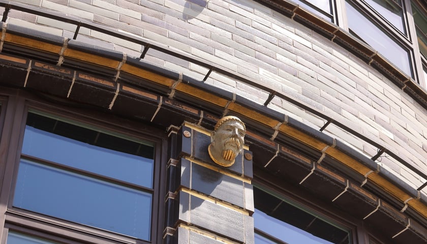 <p>Jedna z gł&oacute;w na elewacji Renomy. Na pozłacanie tych architektonicznych smaczk&oacute;w zużyto 4 kg złota</p>