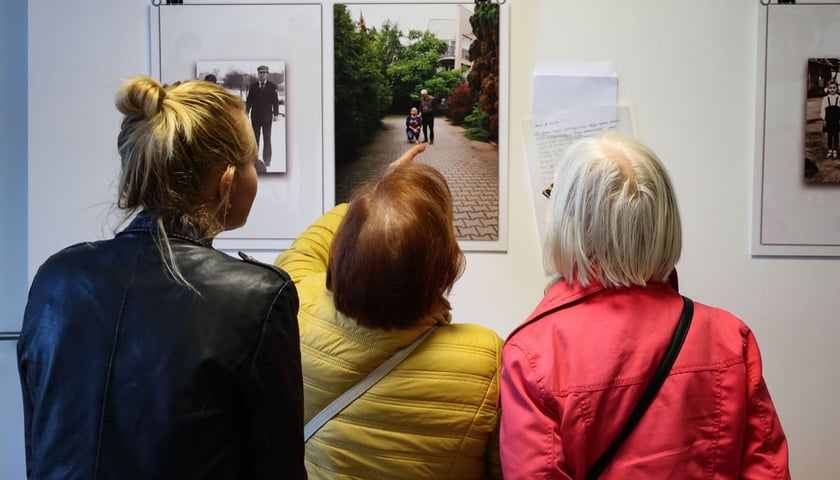 Mikrogranty, uczestniczki projektu "Wspomnienia z dzieciństwa" na Swojczycach. Na zdęciu trzy kobiety oglądające wystawę archiwalnych zdjęć z osiedla.