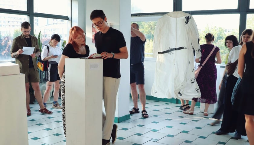 Wystawa prac młodych artystek i artyst&oacute;w "Między nami". Wrocław, Pracownia Siostrzana przy ul. Komandorskiej 147