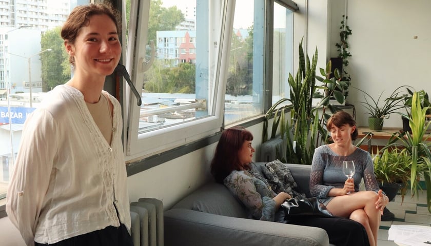 Wystawa prac młodych artystek i artyst&oacute;w "Między nami". Wrocław, Pracownia Siostrzana przy ul. Komandorskiej 147