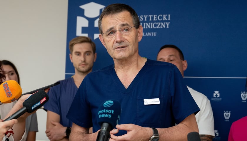 Konferencja prasowa w USK poświęcona pionierskiej operacji tchawicy u 4-letniej dziewczynki
