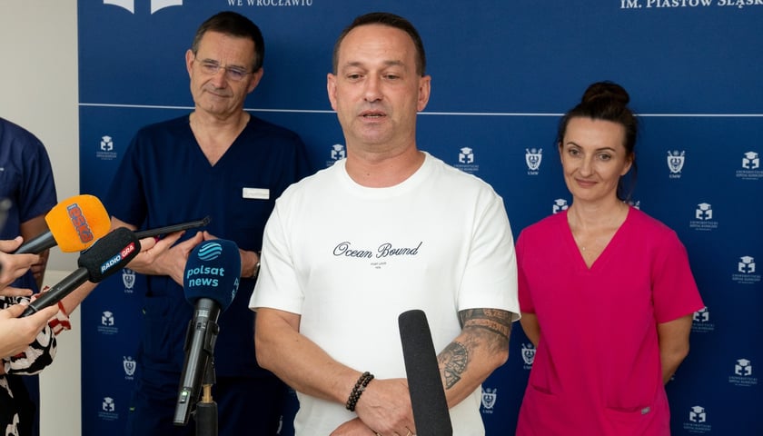Konferencja prasowa w USK poświęcona pionierskiej operacji tchawicy u 4-letniej dziewczynki