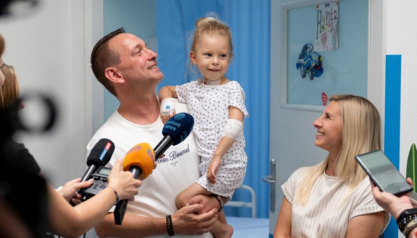 4-letnia Hania, która przeszła we Wrocławiu skomplikowany pionierski zabieg, oraz jej rodzice, Wioletta i Grzegorz Markowiczowie
