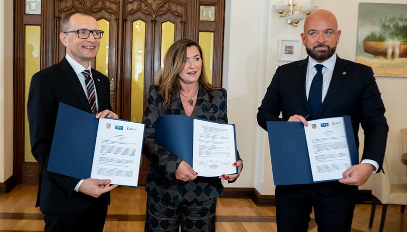 Od lewej prof. Roman Cieślak, rektor Uniwersytetu SWPS, Ewa Wolniewicz, p.o. dyrektora TVP Wrocław i prezydent Wrocławia Jacek Sutryk z podpisanym listem intencyjnym w sprawie organizacji Międzynarodowego Kongresu Psychologicznego we Wrocławiu. 