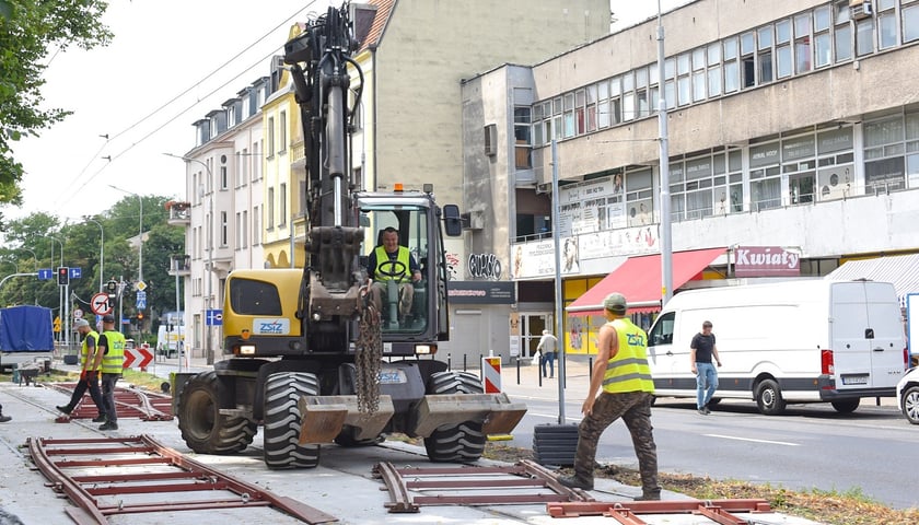 Prace torowe na placu remontu torowiska przy Powstańców Śląskich i Jastrzębiej