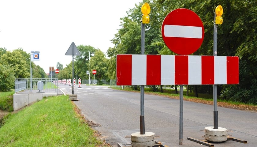 Znaki drogowe na ulicy Koziej na Maślicach, 27 lipca 2025