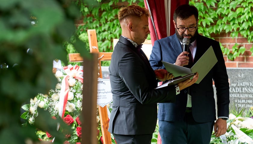 Dominik Cieszkowski, wicedyrektor Biblioteki Narodowej czyta list Tomasz Makowskiego, dyrektora Biblioteki Narodowej