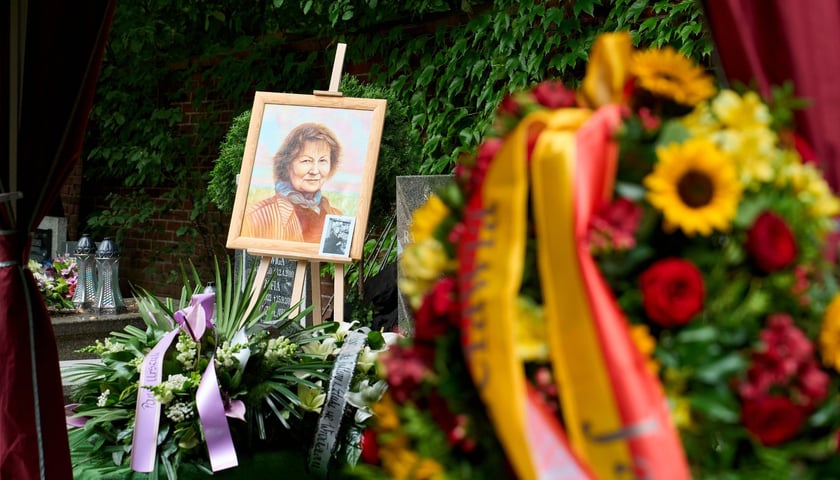 Pogrzeb poetki Urszuli Kozioł na cmentarzu św. Wawrzyńca przy ul. Bujwida 