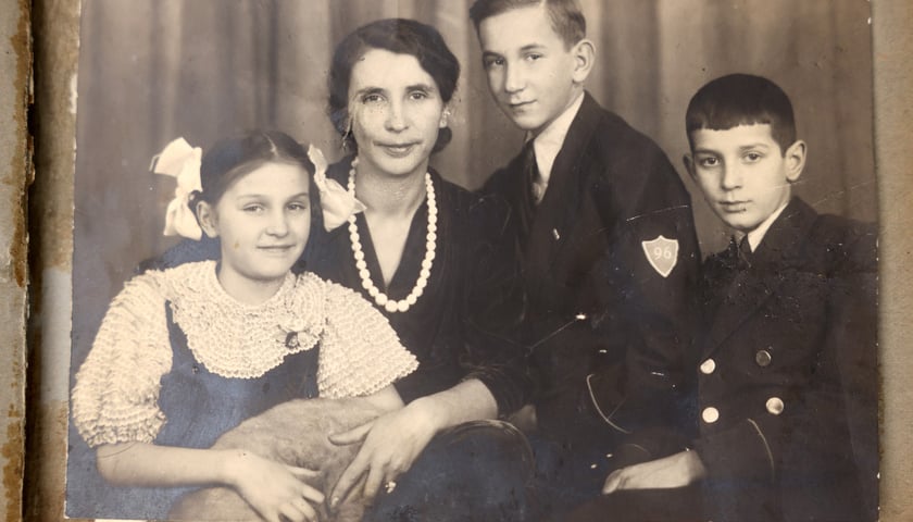 <p><strong>Pani Maria (z kokardami), obok jej mama i dwaj bracia</strong></p>