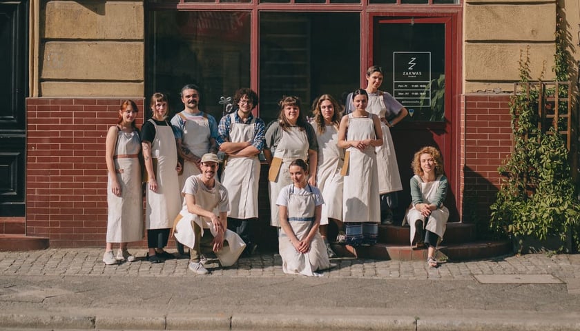 <p>Zesp&oacute;ł ceramik&oacute;w z Zakwas Studio przy ulicy Szczytnickiej 40/1b we Wrocławiu.</p>