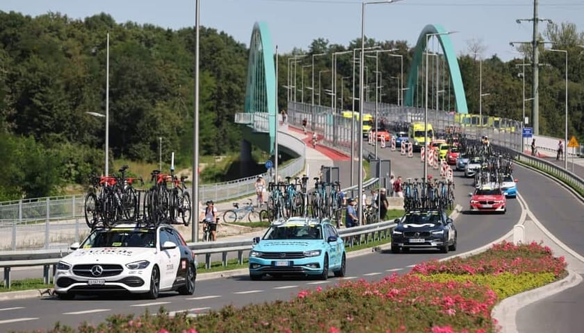 Przejazd honorowy TdP 2024 przez Aleję Wielkiej Wyspy we Wrocławiu 