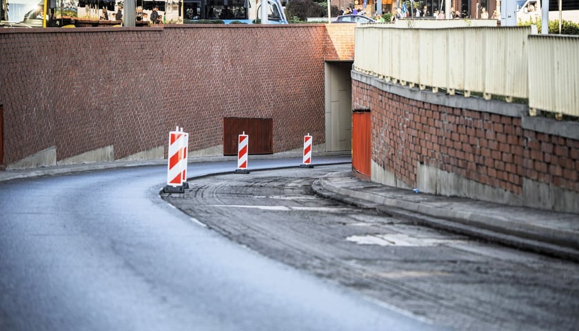 Wjazd do tunelu na ulicy Oławskiej. Widać sfrezowaną część asfaltu na jezdni