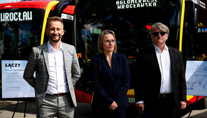 Wicedyrektor Wydziału Transportu UMW Dawid Barabasz, zastępczyni wójta Gminy Długołęka Joanna Adamek i prezes i właściciel firmy Kłosok Andrzej Kłosok podczas konferencji prasowej o zmianach w komunikacji aglomeracyjnej