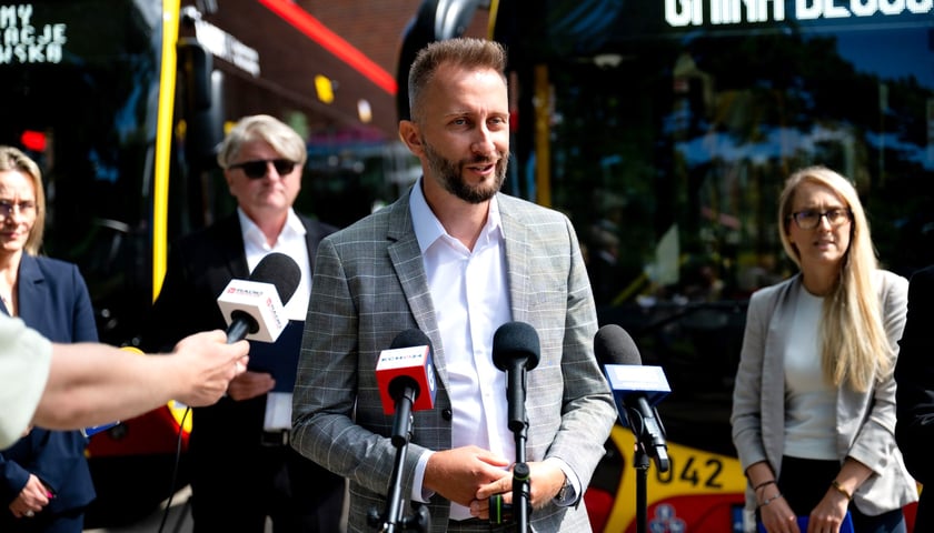 Dawid Barabasz, wicedyrektor Wydziały Transportu Urzędu Miejskiego Wrocławia, podczas konferencji prasowej informuje o zmianach w komunikacji aglomeracyjnej