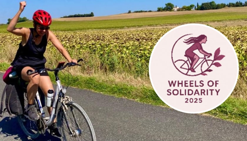 Na zdjęciu kobieta jadąca rowerem na drodze, na małym zdjęciu w kółku logo Wheels of Solidarity