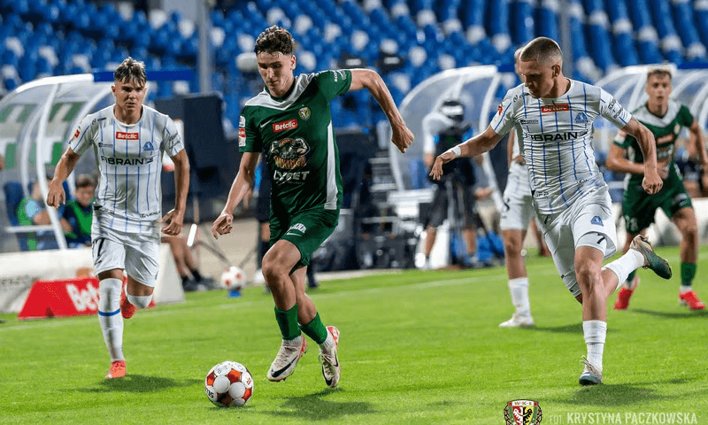 Piłkarze Śląska i Stali podczas ostatniego meczu (Stal wygrała u siebie 2:1) - zdjęcie ilustracyjne