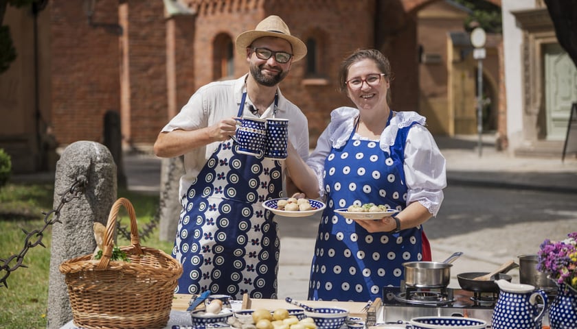 Kamila Kokot i Tomasz Sielicki pokazują, jak ugotować kluski wrocławskie. Zdjęcie wykonano 23 lipca 2025 na Ostrowie Tumskim, w trakcie kręcenia filmu.