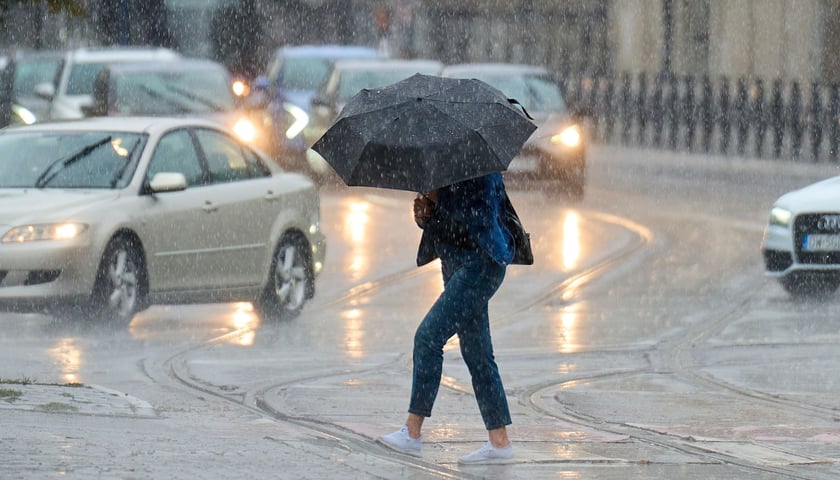 Kobieta z parasolem, zdjęcie ilustracyjne