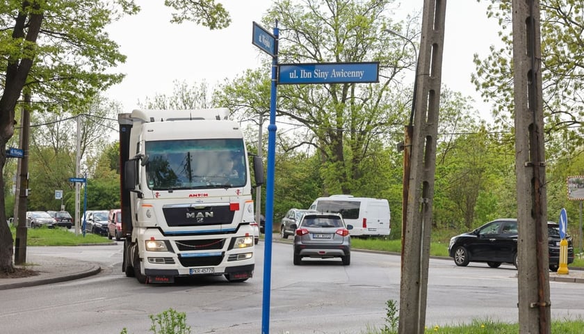 Skrzyżowanie ulic Awicenny, Wiejskiej i Mokronoskiej przed przebudową