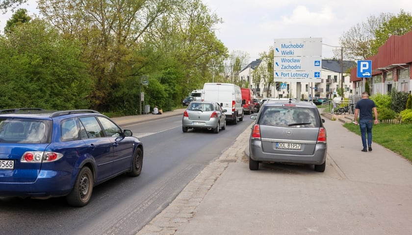 Przed skrzyżowaniem Awicenny, Wiejskiej i Mokronoskiej przeznaczonym do przebudowy