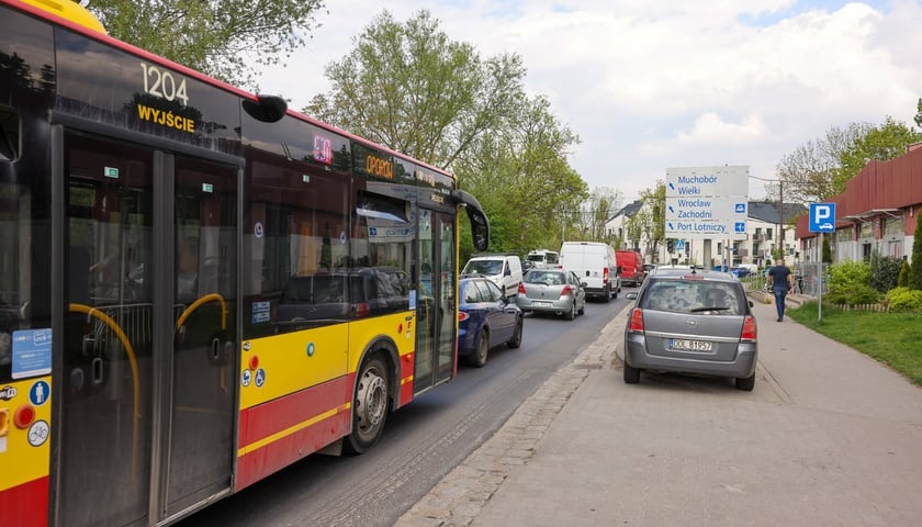 Przed skrzyżowaniem Awicenny, Wiejskiej i Mokronoskiej przeznaczonym do przebudowy