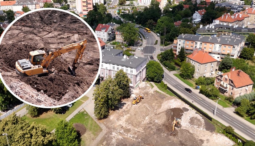 Widok z góry na teren przy SP6, gdzie trwa rozbudowa, w kółku z lewej koparka