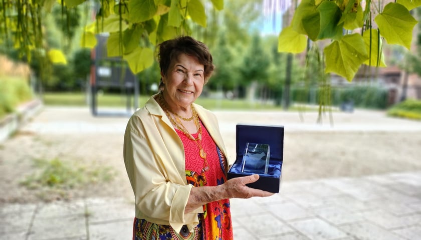 Ewa Rapacz z grupy O-CAL-eni ze statuetką Przyjaciel Seniora, którą otrzymała tytuł w 2018 roku