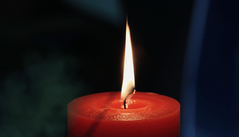 zdjęcie ilustracyjne:  zapalona świeca
