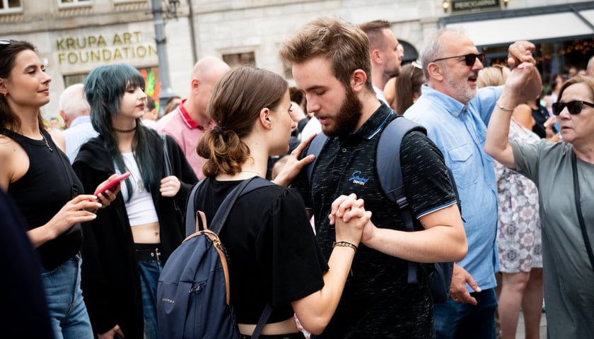 Wrocławska Potańcówka w Rynku - na pierwszym planie tańcząca para