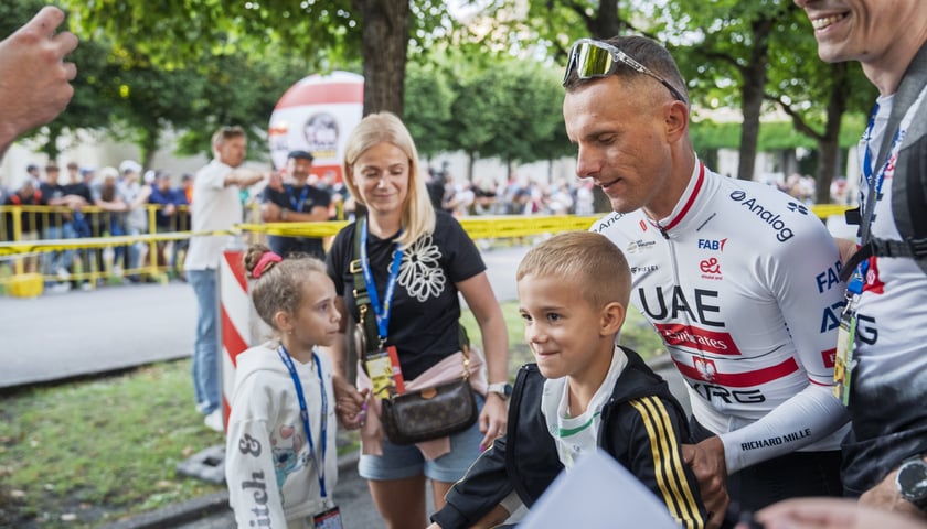 <p>Rafał Majka. Prezentacja TdP koło Hali Stulecia</p>