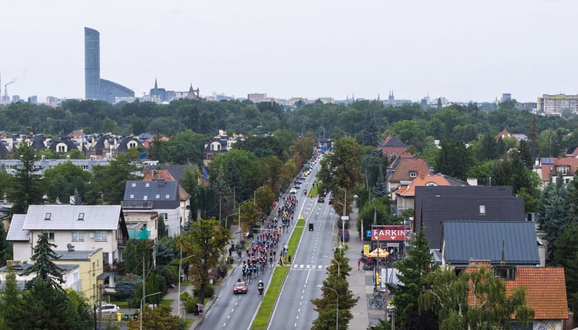 Peleton 82. Tour de Pologne na ulicy Ślężnej