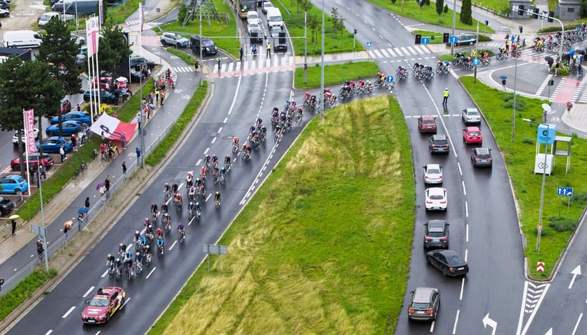 Peleton 82. Tour de Pologne na alei Karkonoskiej
