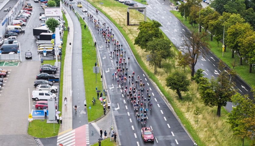 Peleton 82. Tour de Pologne na alei Karkonoskiej